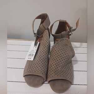 Universal Thread Women's Hannah Laser Cut Heeled Pump Sandals 8.5 NWT